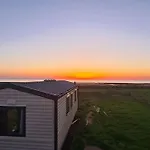 Дом отдыха Tarn Bay Retreat- Sea- Fells- Beach- Views-farm Милом